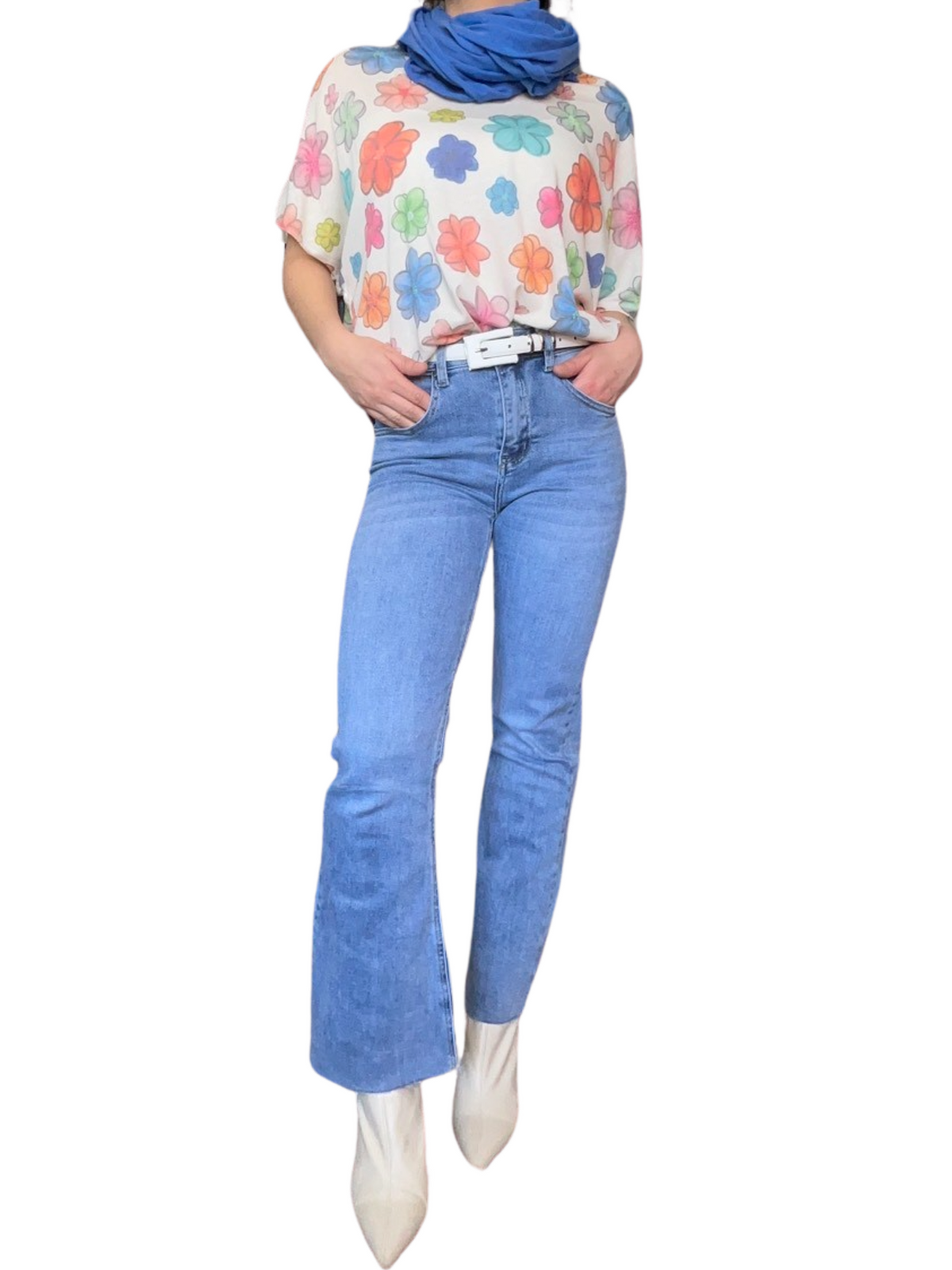 T-shirt blanc pour femme avec imprimé de fleurs multicolores avec foulard, ceinture, jeans et bottes. 