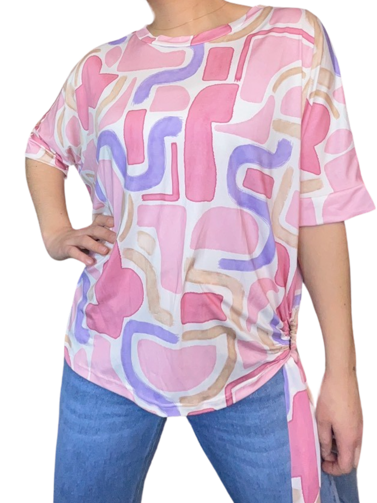 T-shirt femme avec imprimé géométrique rose, lilas & brun avec jeans.