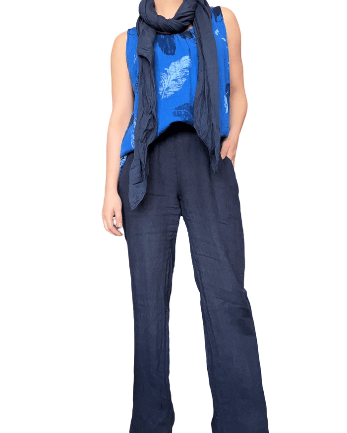 Camisole bleue royale pour femme avec imprimé de feuilles avec pantalon bleu marin en lin.