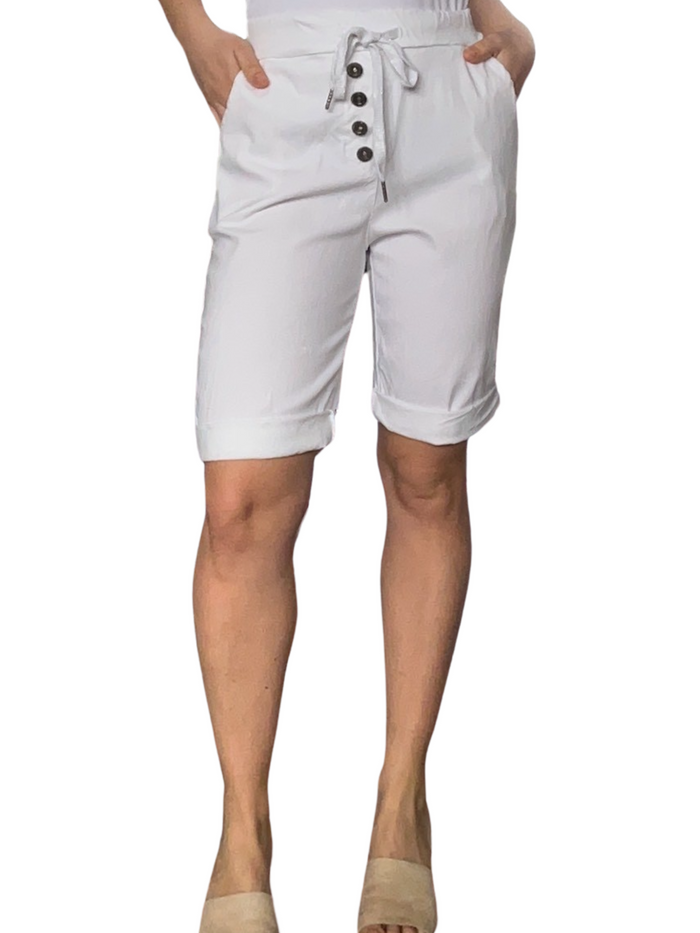 Bermuda blanc pour femme à taille élastique avec cordon et boutons avec sandales à talon.