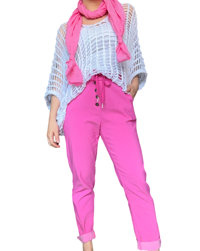 Chandail en grandes mailles couleur unie pour femme avec pantalon fuchsia.