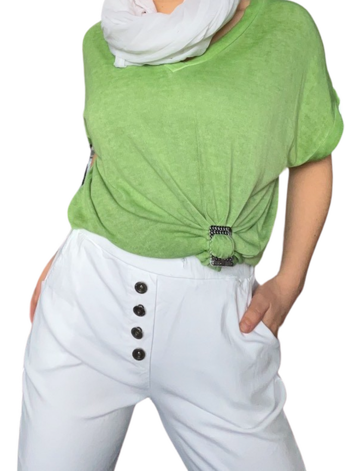 T-shirt pour femme vert uni avec foulard et boucle d'ajustement.