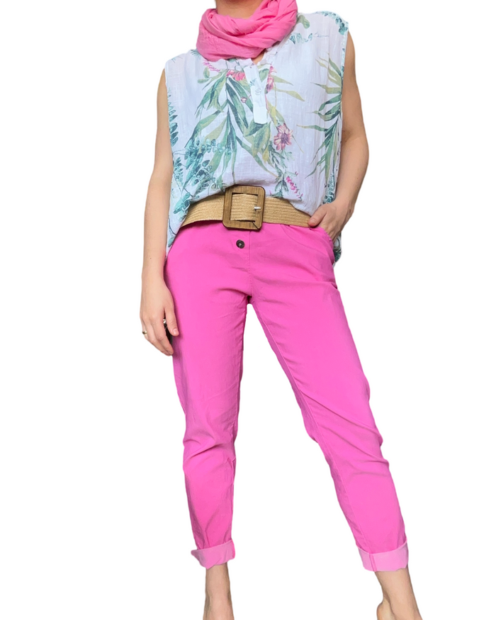 Pantalon fuchsia pour femme à taille élastique avec boutons avec ceinture en jute, foulard rose et camisole. 