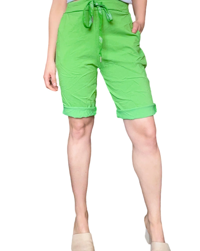 Bermuda vert pour femme à taille élastique avec cordon.