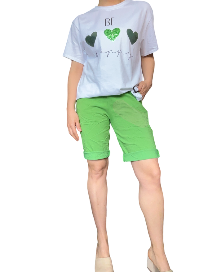 Bermuda vert pour femme à taille élastique avec cordon avec t-shirt.