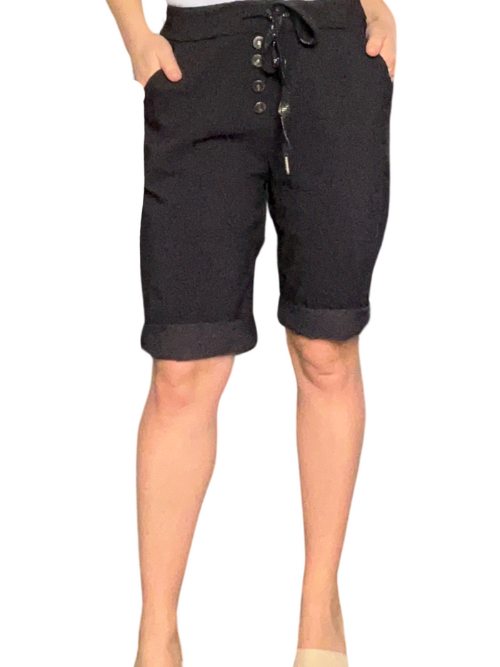 Bermuda noir pour femme à taille élastique avec cordon et boutons avec camisole gainante à l'intérieur.
