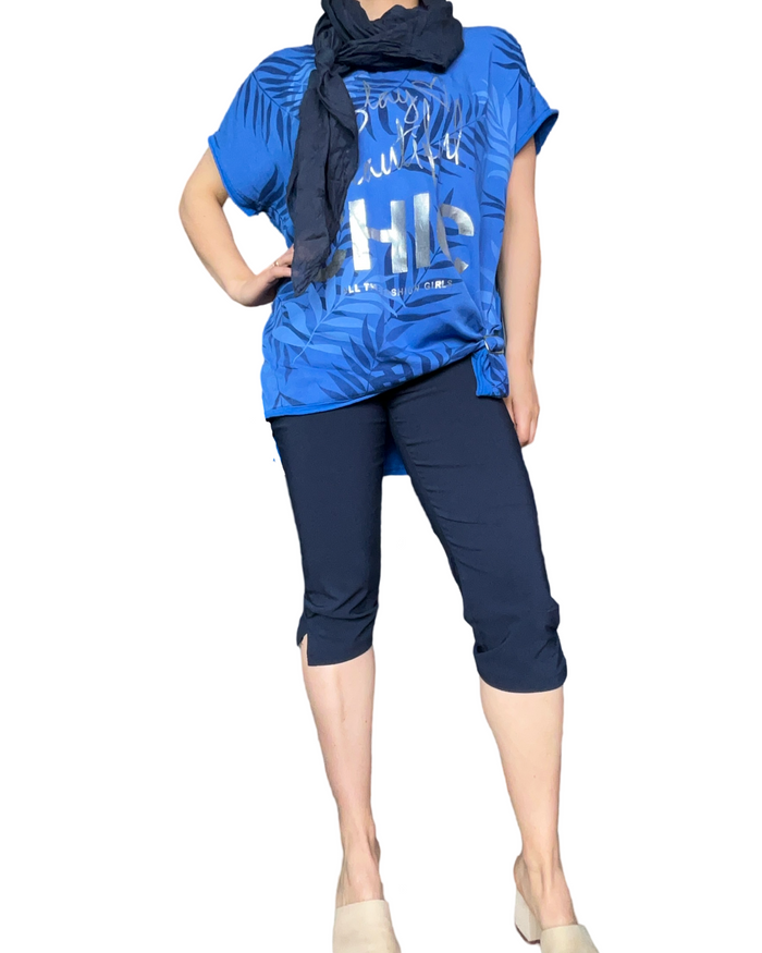 T-shirt bleu royal pour femme avec imprimé de feuilles avec boucle d'ajustement et capri bleu marin.