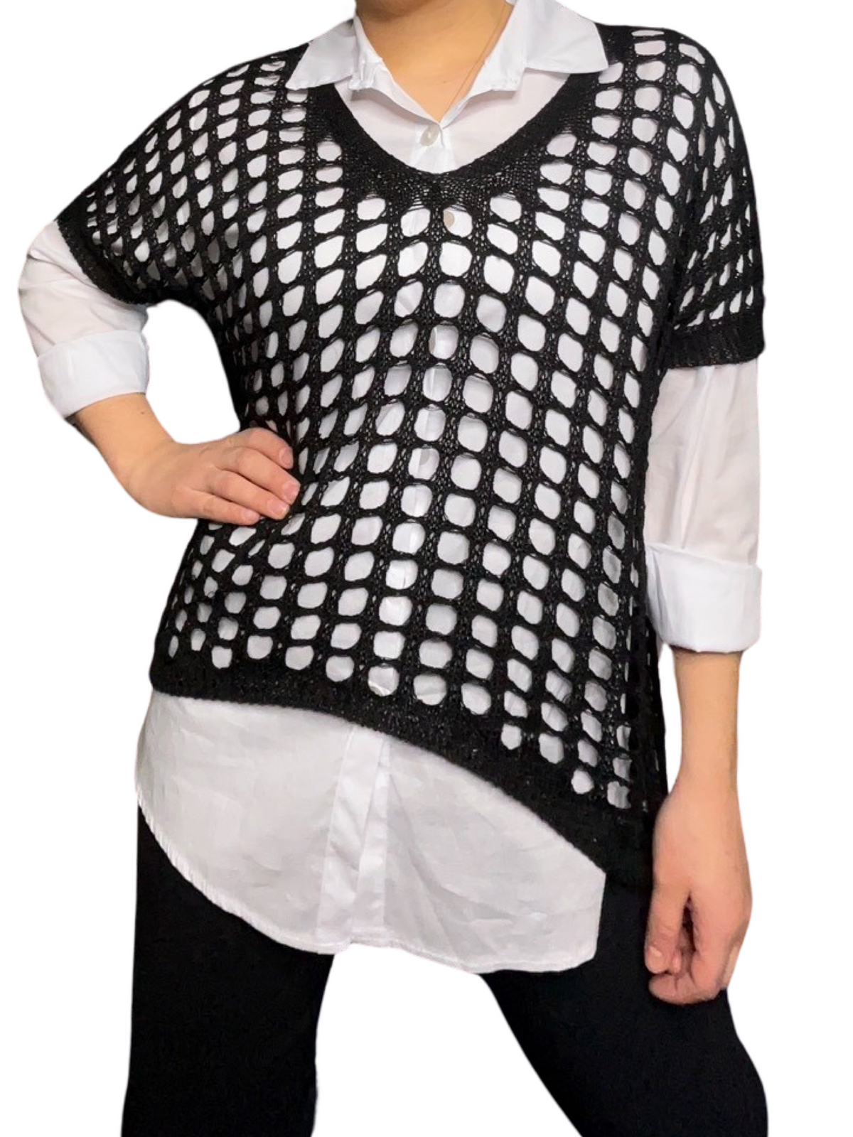 Chandail noir pour femme en tricot en grandes mailles   avec chemise à l'intérieur.