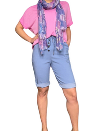 T-shirt pour femme rose uni, foulard lilas, short bleu ciel
