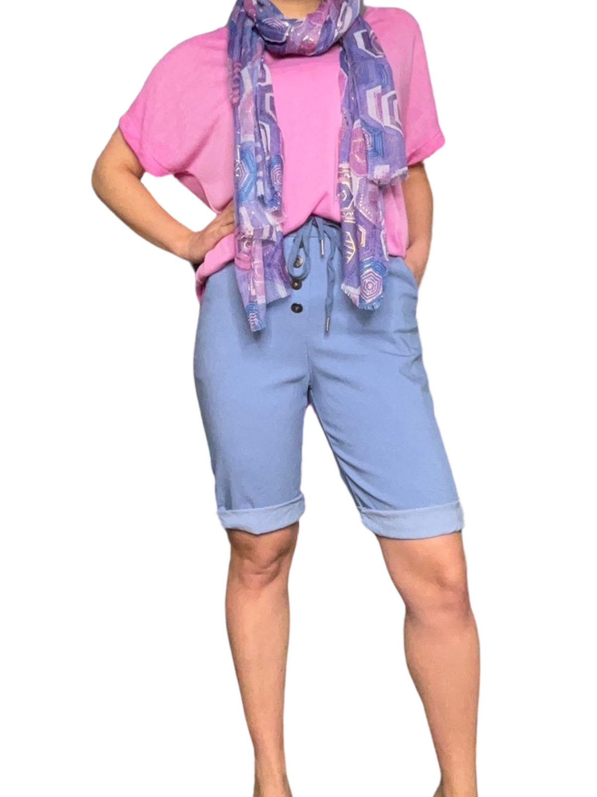 Bermuda bleu jean pour femme à taille élastique avec cordon et boutons avec t-shirt rose et foulard.
