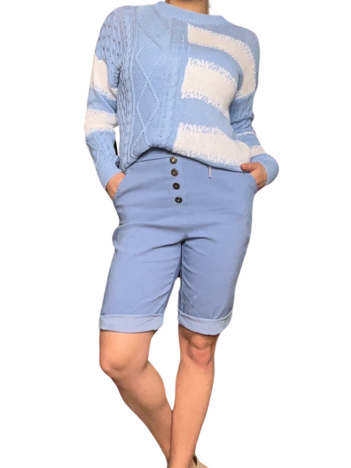 Bermuda bleu jean pour femme à taille élastique avec cordon et boutons avec chandail en tricot.
