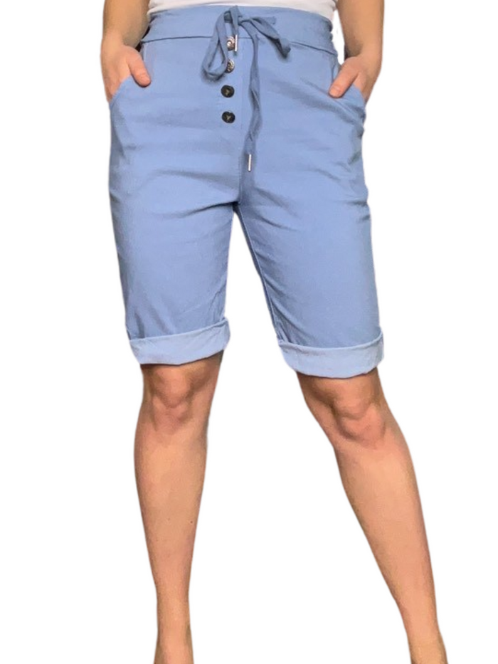 Bermuda bleu jean pour femme à taille élastique avec cordon et boutons avec camisole gainante à l'intérieur.