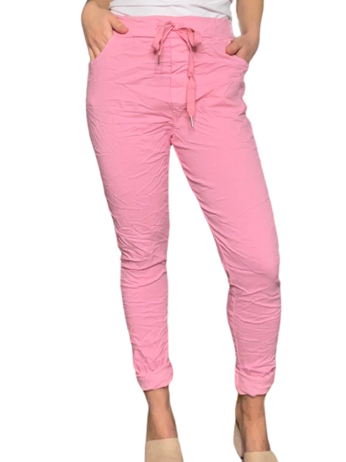 Pantalon rose pour femme à taille élastique avec cordon avec camisole blanche à l'intérieur.