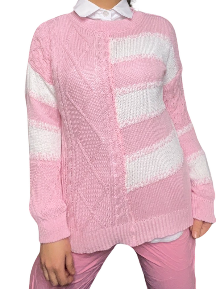 Chandail pour femme en tricot rose à manche longue avec chemise à l'intérieur.