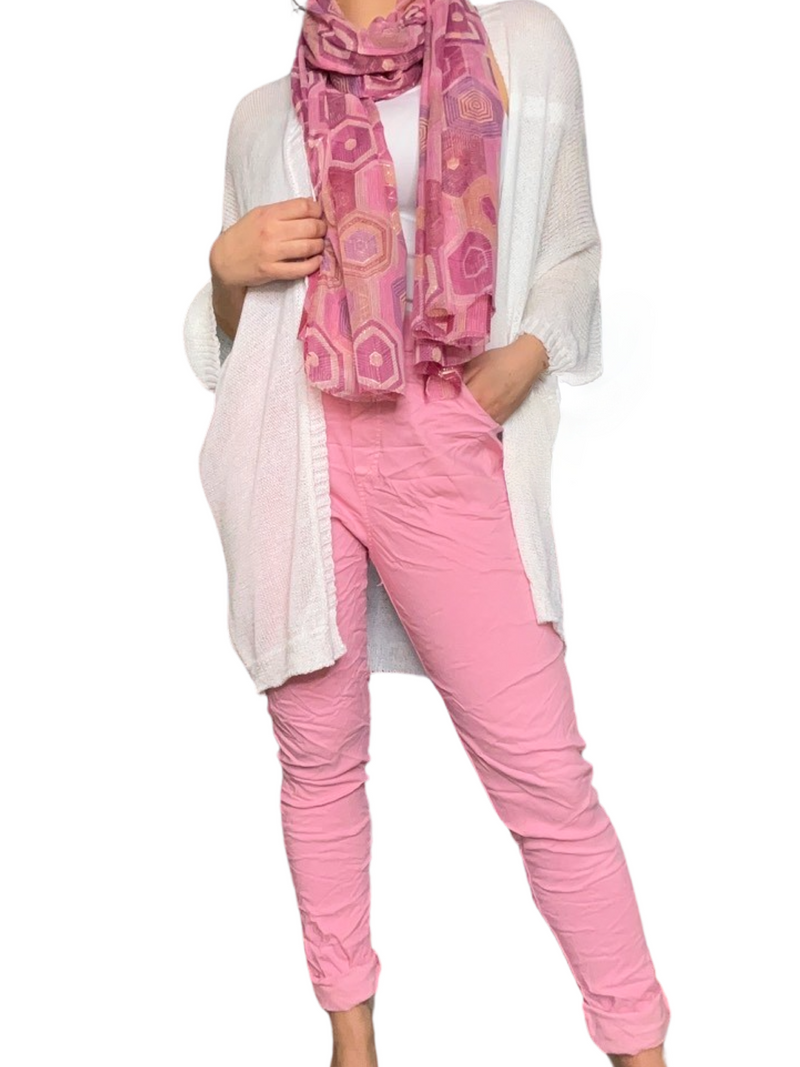 Pantalon rose pour femme à taille élastique avec cordon avec foulard et débardeur blanc.