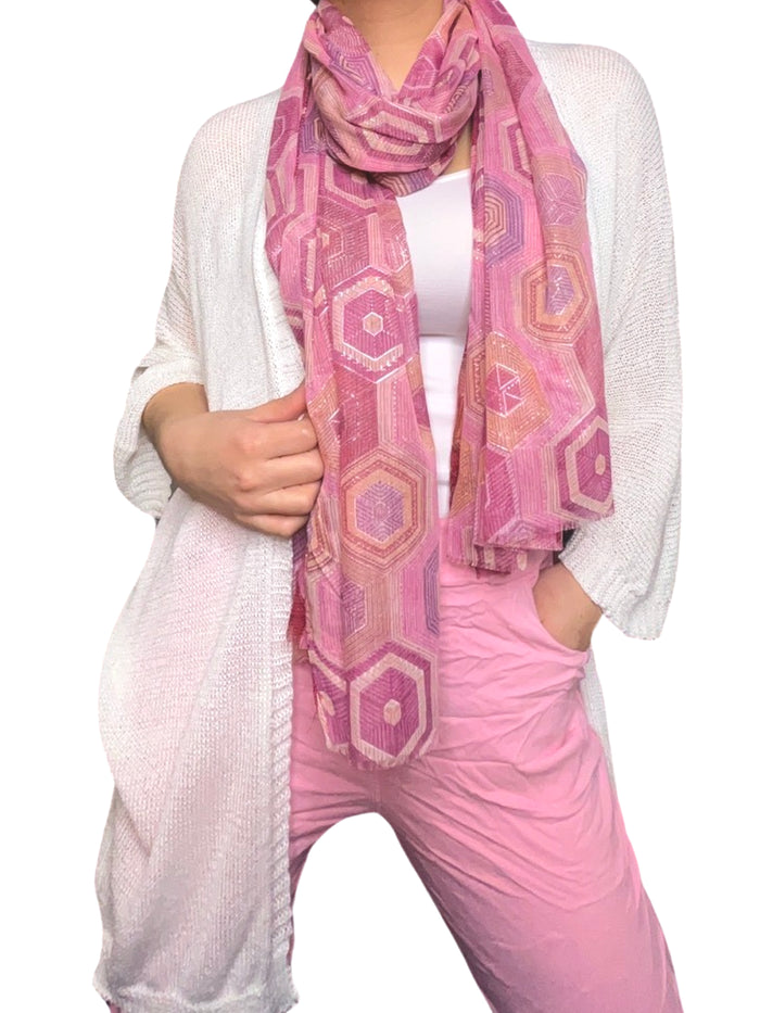 Foulard fuchsia pour femme avec imprimé géométrique 100% viscose avec camisole gainante, pantalon rose et débardeur blanc.