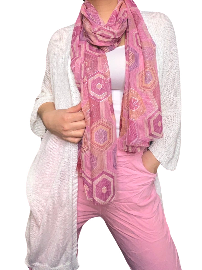 Foulard fuchsia pour femme avec imprimé géométrique 100% viscose avec camisole gainante, pantalon rose et débardeur blanc.