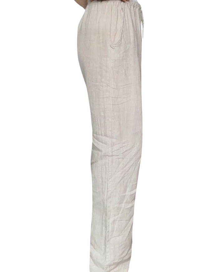 Pantalon droit beige pour femme en lin à taille élastique avec cordon.