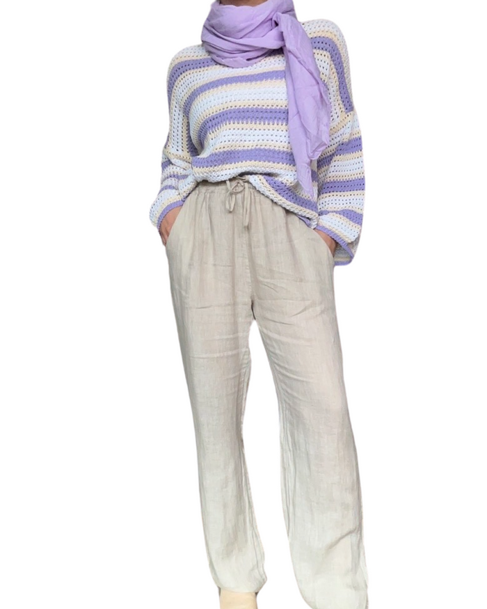 Chandail femme à manches longues en tricot rayé lilas et beige avec pantalon en lin beige.