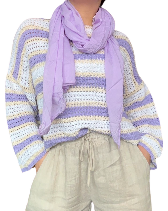 Chandail femme à manches longues en tricot rayé lilas et beige avec foulard lilas.
