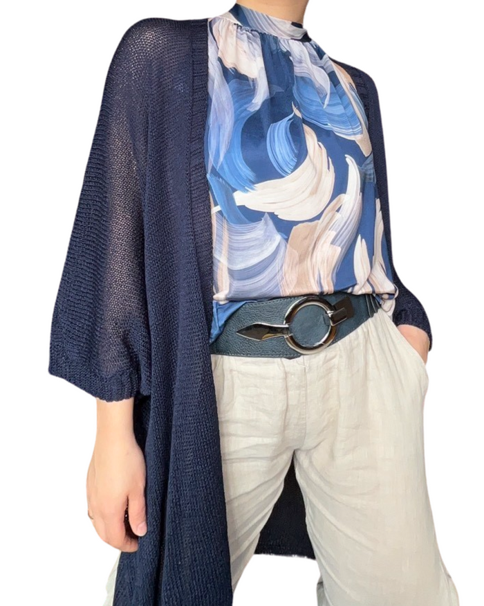 Camisole pour femme avec imprimé abstrait bleu et beige avec cardigan bleu marin.