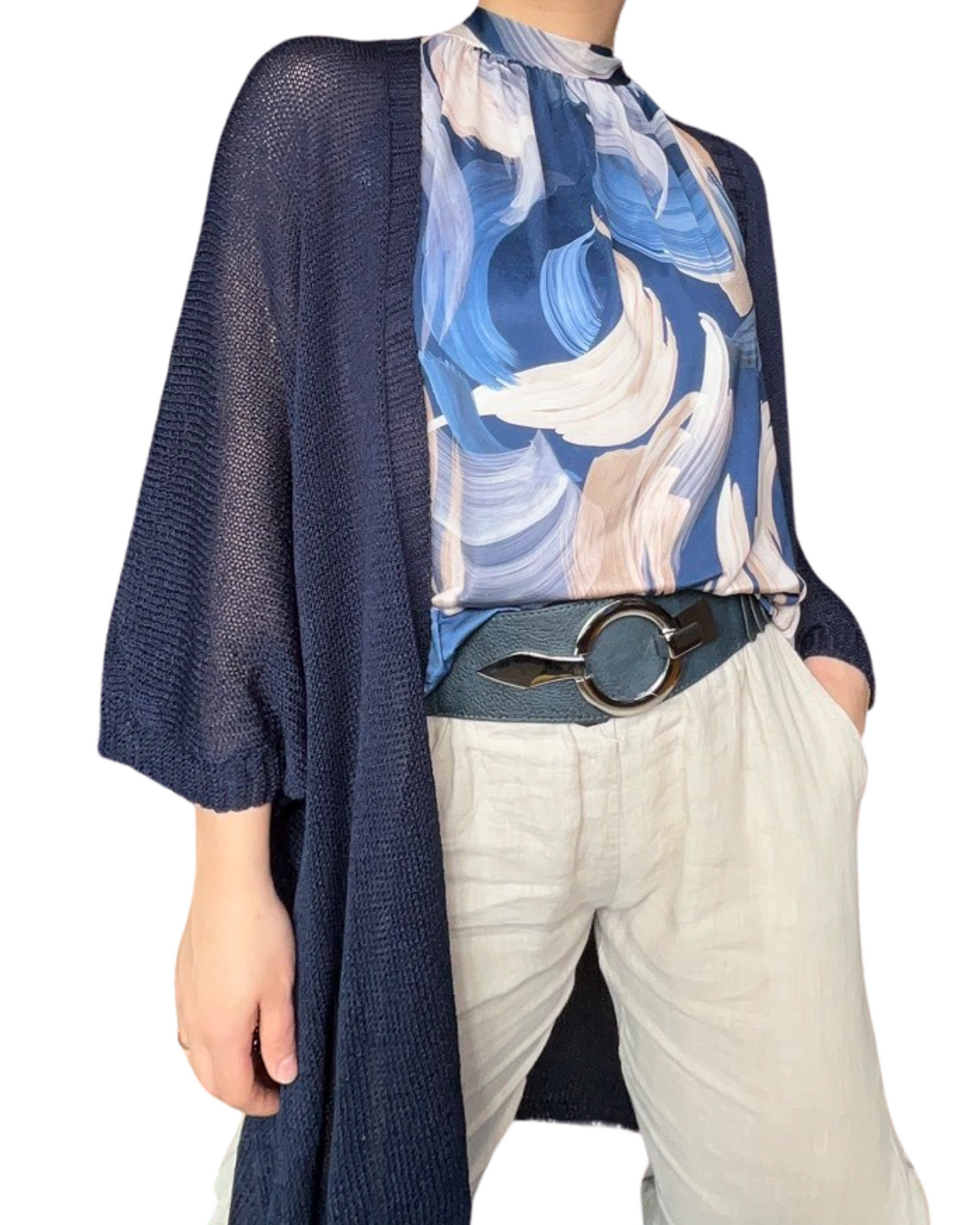 Cardigan bleu marin uni en maille pour femme avec camisole à col montant, ceinture en cuir et pantalon en lin.