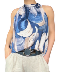 Camisole pour femme avec imprimé abstrait bleu et beige avec ceinture en cuir bleu marin.