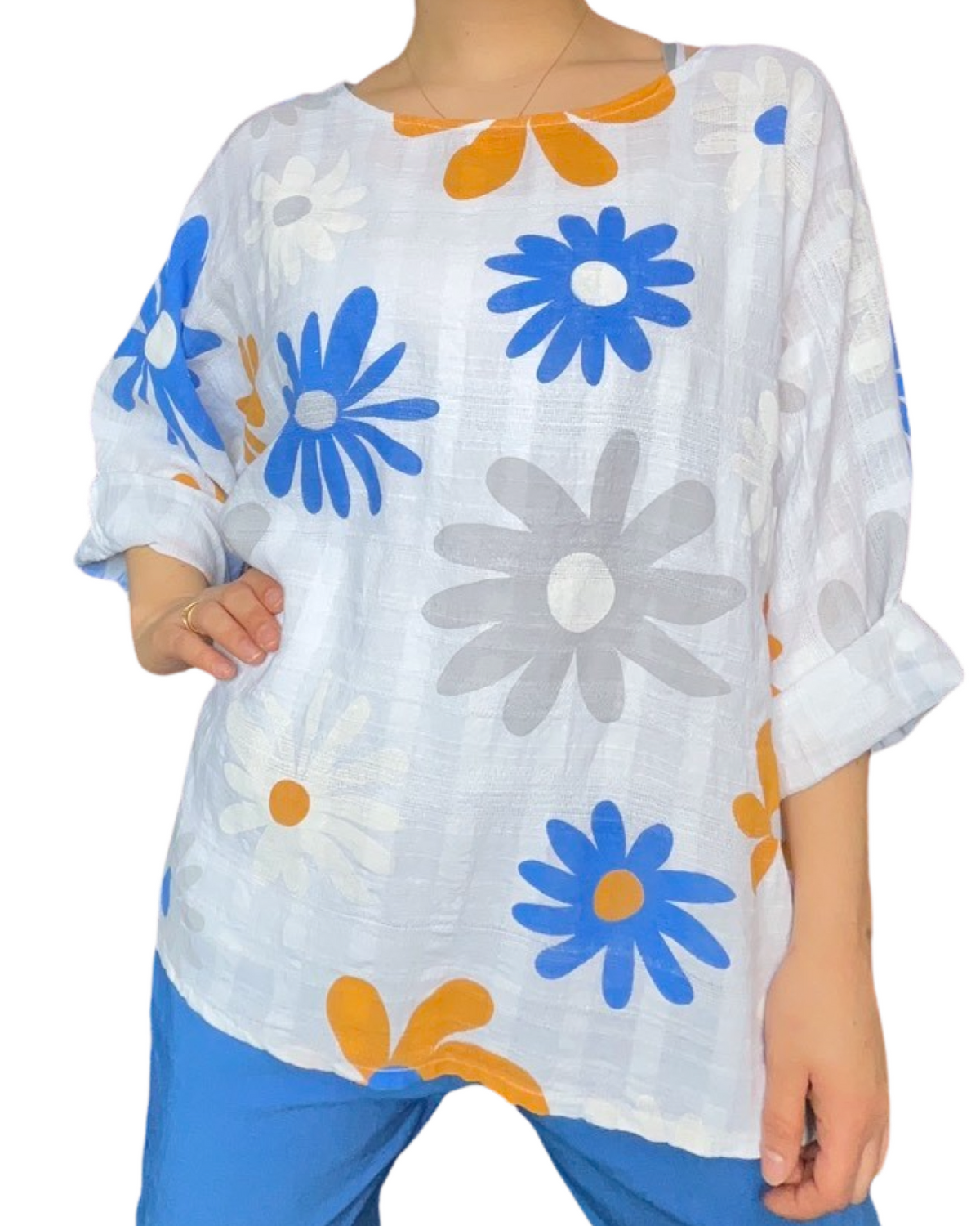 Chandail blanc pour femme avec imprimé de fleurs bleues et grises porté over size.
