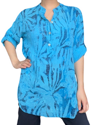 Blouse turquoise pour femme avec imprimé floral abstrait portée over size.