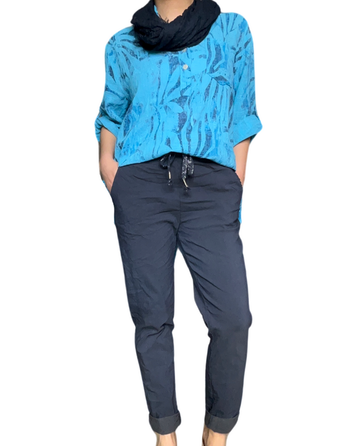 Blouse turquoise pour femme avec imprimé floral abstrait avec pantalon bleu marin.