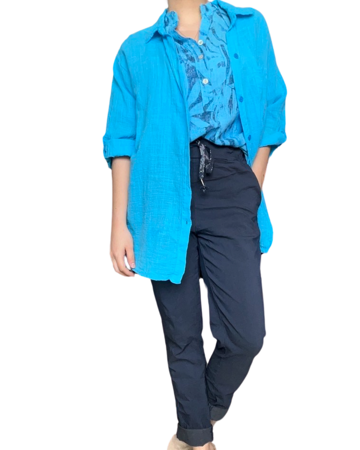 Blouse turquoise pour femme avec imprimé floral abstrait avec surchemise et pantalon.