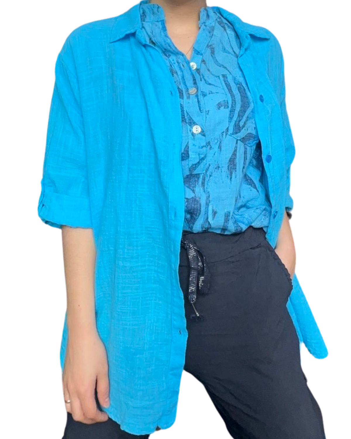 Blouse turquoise pour femme avec imprimé floral abstrait avec surchemise turquoise.