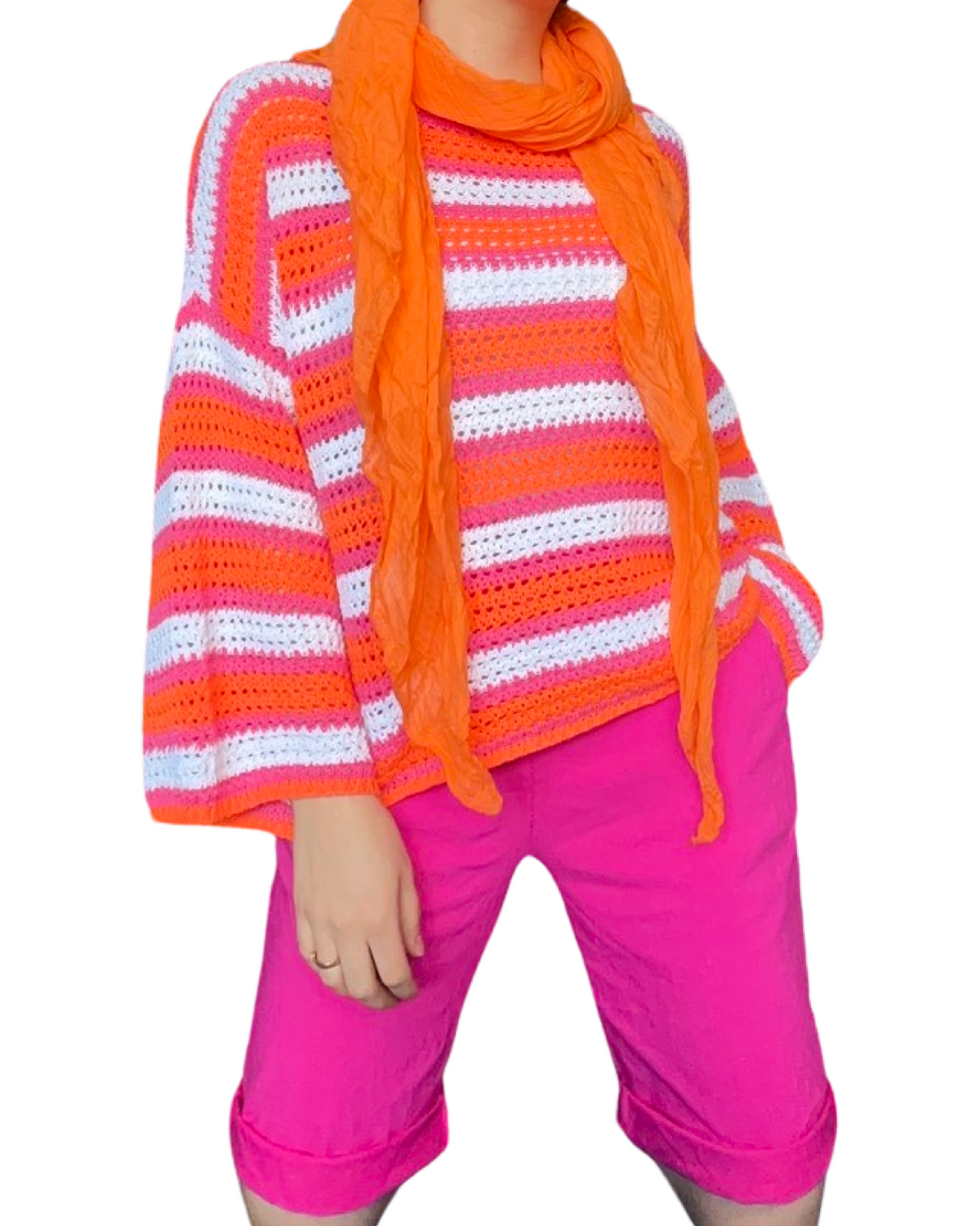 Bermuda fuchsia pour femme à taille élastique avec cordon avec chandail en tricot et foulard orange.