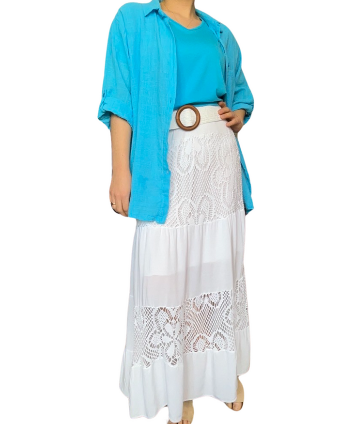 Jupe blanche longue en dentelle pour femme avec t-shirt turquoise et ceinture en jute blanche.