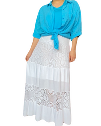 Jupe blanche longue en dentelle pour femme avec surchemise turquoise.