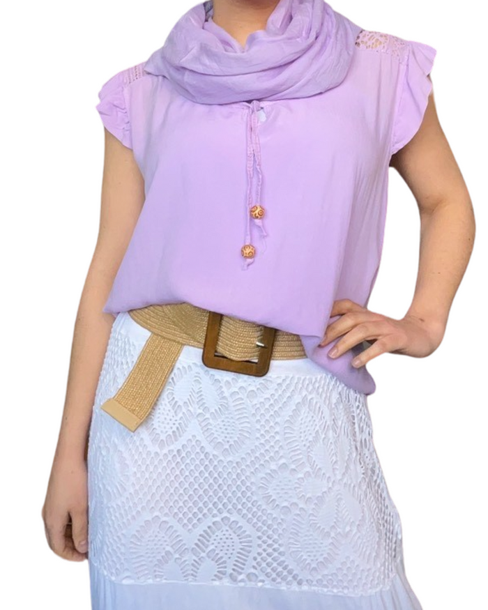 Blouse lilas pour femme à manche courte avec dentelle avec foulard lilas.