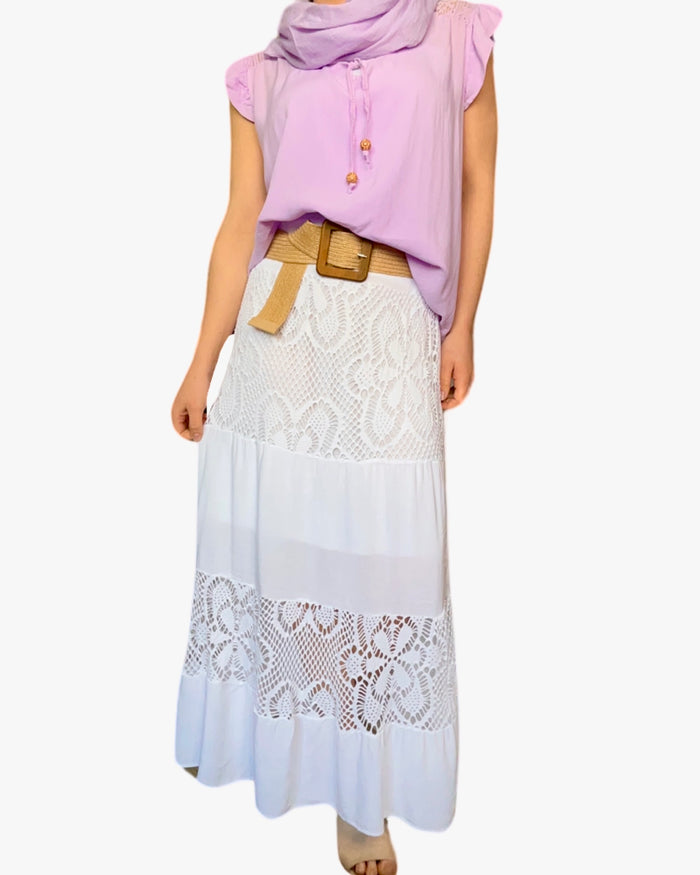 Blouse lilas pour femme à manche courte avec dentelle avec ceinture en jute et jupe longue.