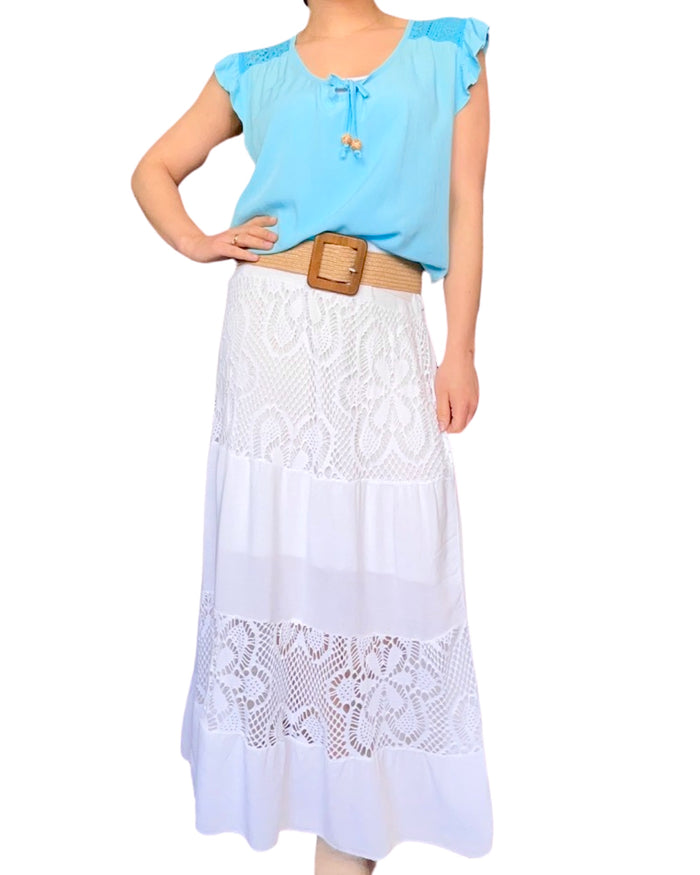 Blouse turquoise pour femme à manche courte avec dentelle avec jupe longue blanche.