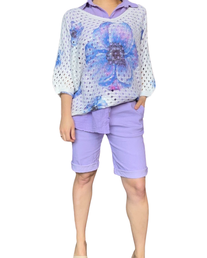 Bermuda lilas pour femme à taille élastique avec cordon avec chandail en mailles et chemisier lilas.