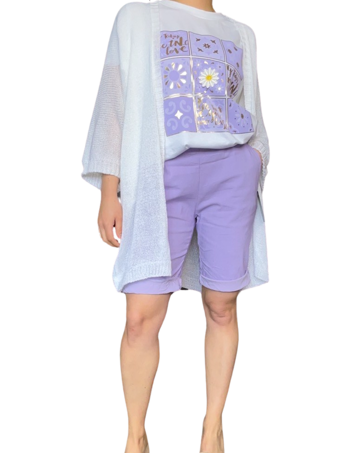 Bermuda lilas pour femme à taille élastique avec cordon avec cardigan blanc et t-shirt.