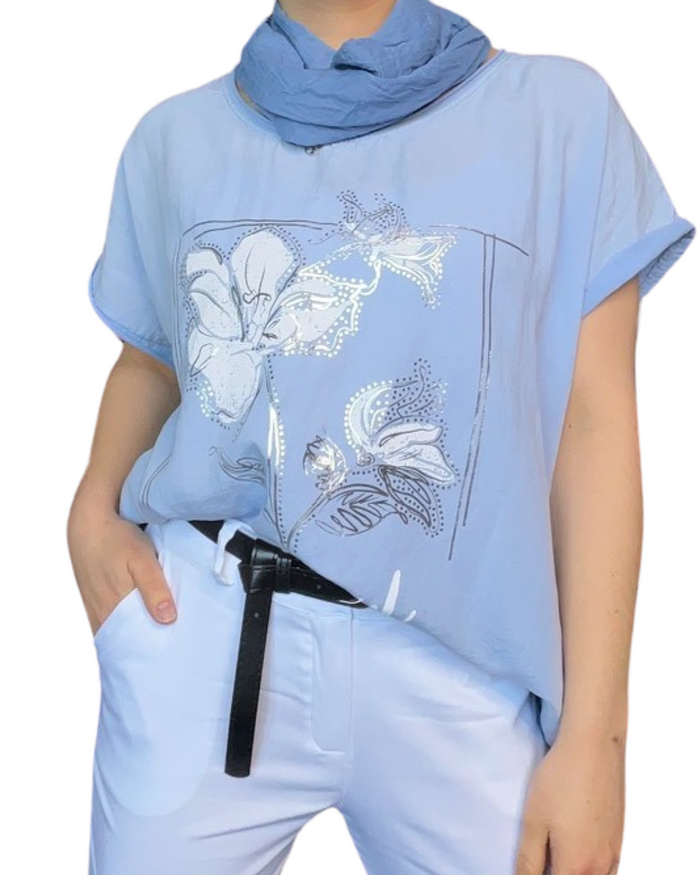 T-shirt bleu clair pour femme avec imprimé d'une fleur avec foulard bleu jean.