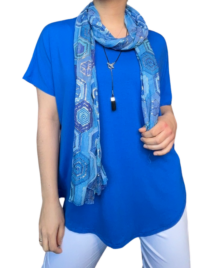 T-shirt couleur unie pour femme avec foulard à motifs géométriques et collier.