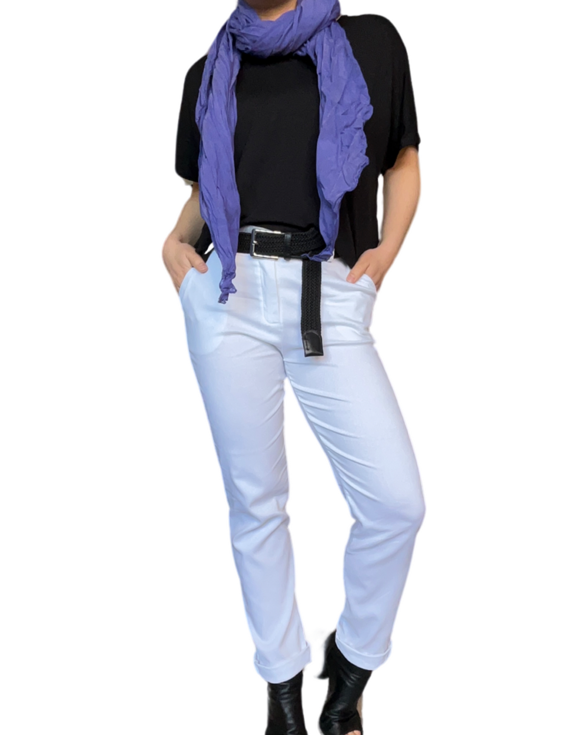 T-shirt couleur unie pour femme avec ceinture noire et foulard mauve.
