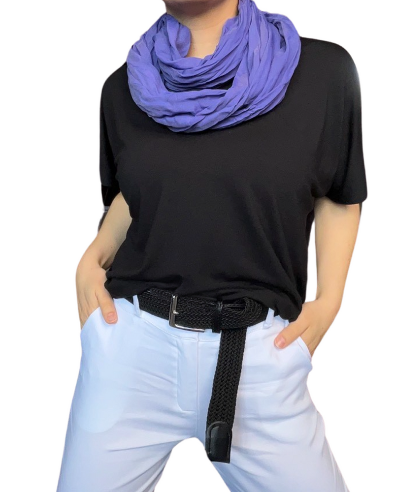 T-shirt couleur unie pour femme avec foulard mauve.
