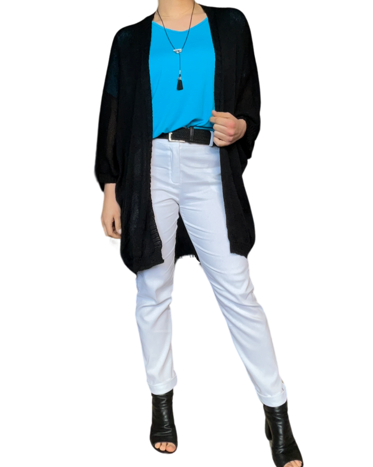 Pantalon cigarette blanc pour femme avec ceinture noire avec t-shirt turquoise, cardigan noir et collier long.