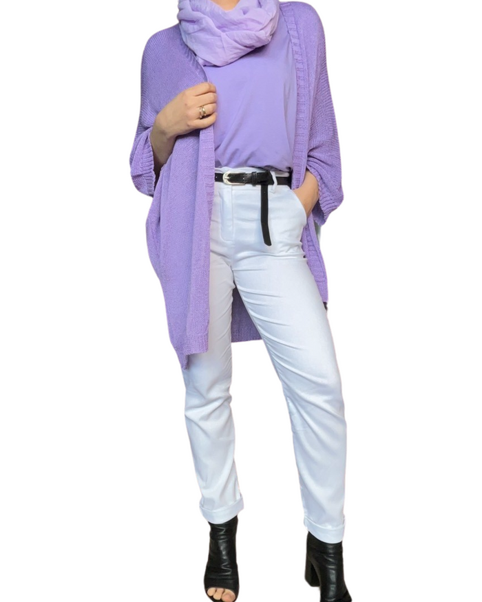 Foulard lilas 20% soie pour femme avec t-shirt lilas, pantalon blanc et cardigan lilas.