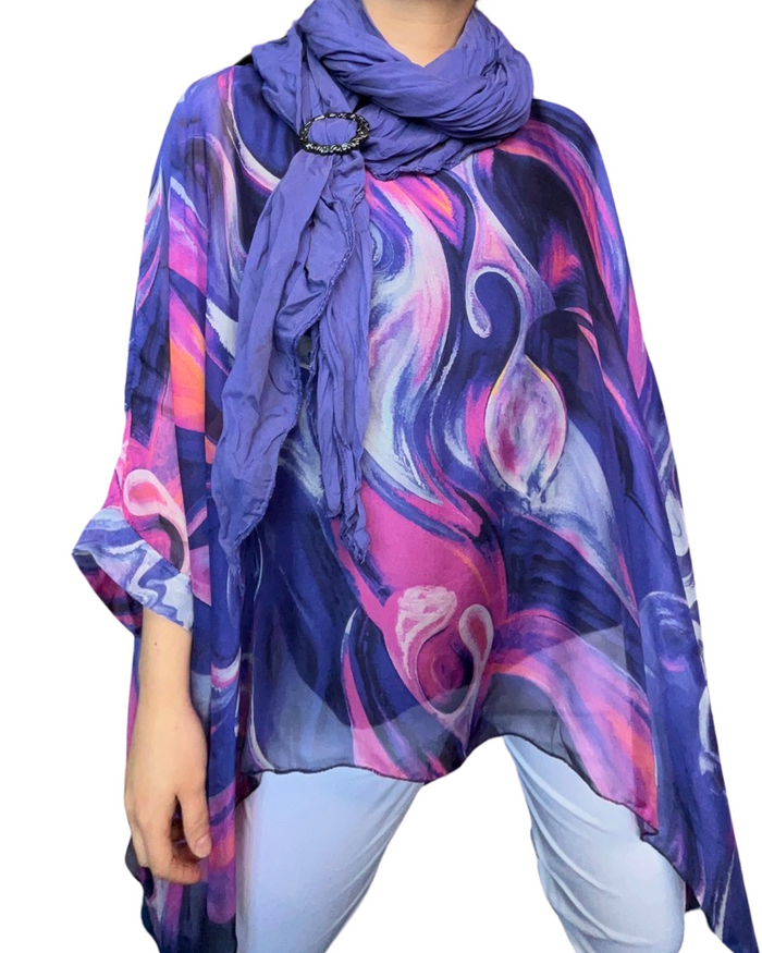 Blouse de soie pour femme avec des motifs abstraits mauves et fuchsia avec foulard mauve.