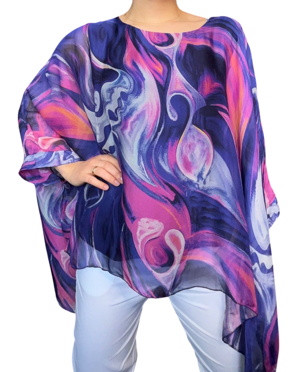 Blouse de soie pour femme avec des motifs abstraits mauves et fuchsia portée over size.