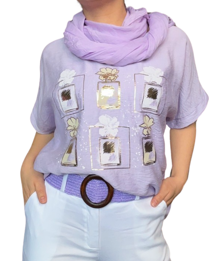 T-shirt lilas pour femme avec imprimé des cadres et des fleurs avec foulard lilas.
