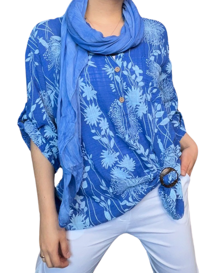Blouse bleue royale pour femme avec des motifs floraux avec foulard bleu royal.